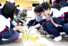 明德华兴中学600余名学子开展研学活动 共绘巨画致敬抗疫英雄