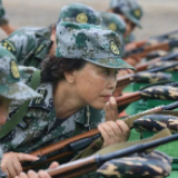 不服不行！63岁女民兵一出手，4发39环！