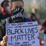 南非民众参加示威活动抗议美国种族歧视