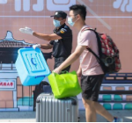 武汉高校迎来首批返校毕业生