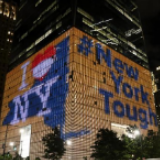 纽约多处建筑点灯致敬民众团结抗疫