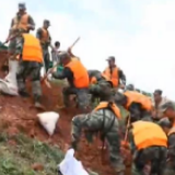 解放军驰援抗洪抢险第一线 投入险情处置保卫大堤安全