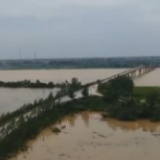 百名抗洪抢险志愿者 值守大堤保家园