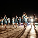 大妈们停跳广场舞为考生助力