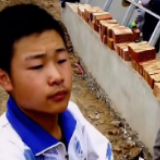 励志！工地收到通知书的搬砖男孩毕业了