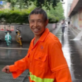 一位女士发帖向环卫工道歉，几经波折又找到了他！真相太暖