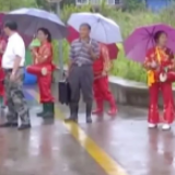 说好明早才走凌晨却悄悄离开……没赶上为抗洪战士送行，她哭红了眼