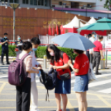 疫情下的高考今日开考 “隔空”送考 家长、教师“无接触加油”