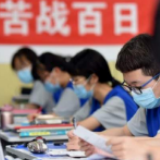 春城晚报：每一张安静的考桌 都来之不易