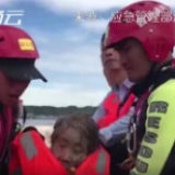洪水消退瘫痪老人满身泥水被困家中 消防员：抓住我的手！