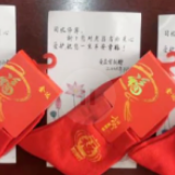 老人往公交车上“扔”了个塑料袋，司机打开后......