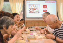 8元钱吃三菜一汤“老年食堂”开餐喽