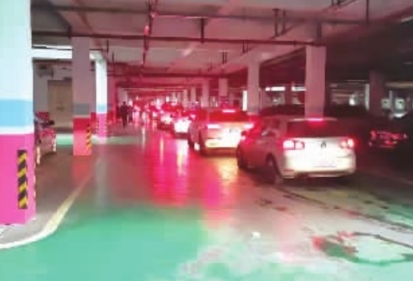 闲置红绿灯“上岗” 长沙最大小区遇堵