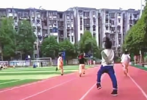9岁脑瘫女孩坚持完成体育考试 努力奔跑的样子感动网友