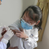 多地中学生开打HPV疫苗 “一针难求”能缓解吗？
