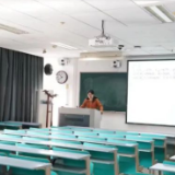 浙大正常上课，教室只有一个人！网友：讲得铿锵有力，听得聚精会神……