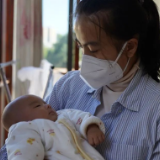 新冠重症三胞胎妈妈回家！当她第一次抱起孩子……