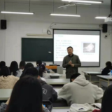 高校教师布置作业“走红”：找周杰伦、郎平联系方式