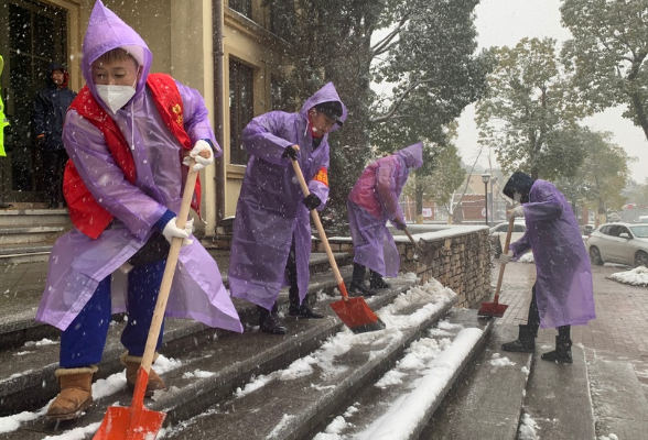 我为群众办实事｜长沙青竹湖畔社区：扫雪除冰保畅通