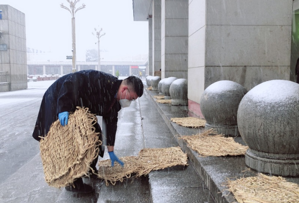 组图｜湖南大部分地区迎来初雪，长沙火车站开往各方向列车均运行正常