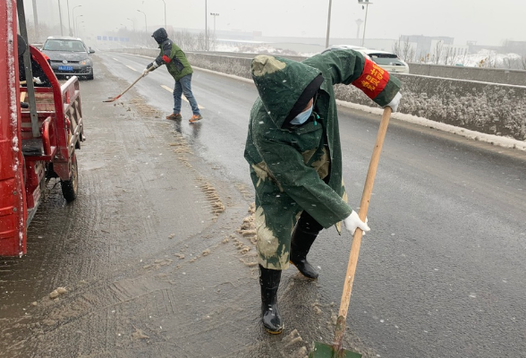 寒潮来袭丨长沙青竹湖街道：干部职工齐上阵 全力除雪保畅通