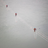 “高手”架线作业：长江百米高空走“钢丝”