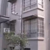 租客回老家，房间被房东摆灵堂？