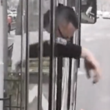 想跑没门！猥亵男公交跳窗被路人塞回，网友：干得漂亮