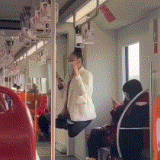 查证了！“女子地铁上用头发荡秋千”实为杂技