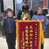 妈妈悄悄目送盲童上学，发现有人每天都在护送！