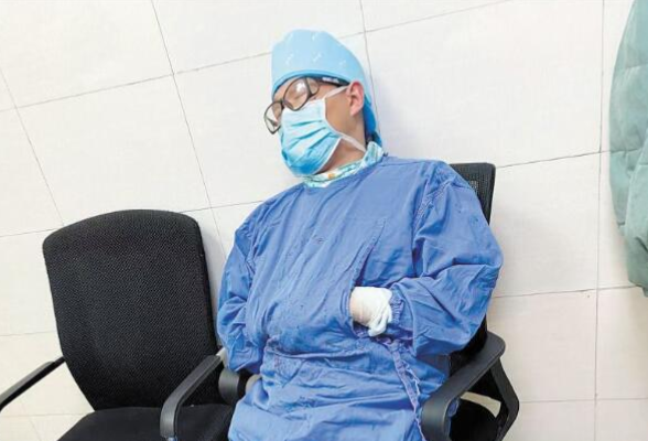 长沙医生16个小时连续做7台手术 “最美睡姿”刷爆朋友圈