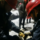 暴雪来袭丨树枝压断暮云镇供电线路 工作人员连夜抢修为172户居民复电