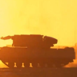 当坦克装甲披上霞光 来看沙场落日的雄浑壮美