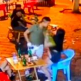 离谱！一烧烤店外女子被调戏 警方：为蹭热点摆拍