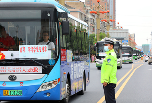 石门交警：护学送考全程护航