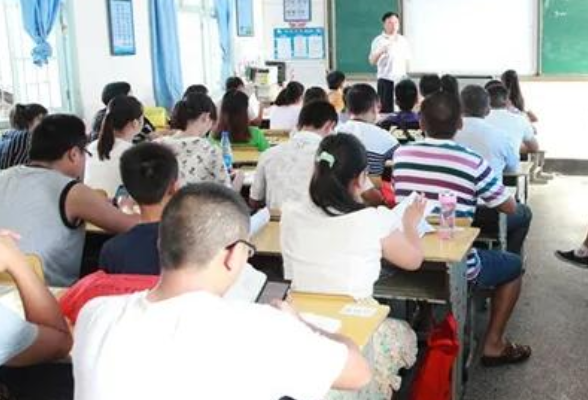 湘西州2.3万名教师回校园“充电”蓄能