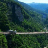 中国基建又秀技！300米高悬空桥开运输车犹如走钢丝