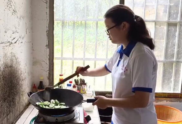 长沙女孩家境困难，50位爸爸妈妈帮她完成学业