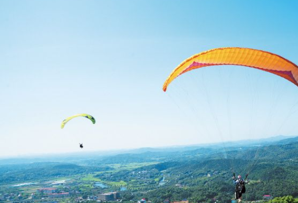 云中冲浪 畅享清凉 滑翔伞成为不少市民游客消暑的网红打卡项目