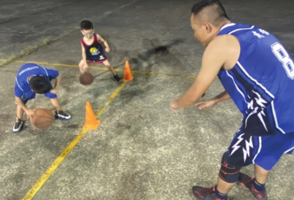 湘潭一村干部利用暑假办“篮球课堂” 孩子们免费上了7年篮球课
