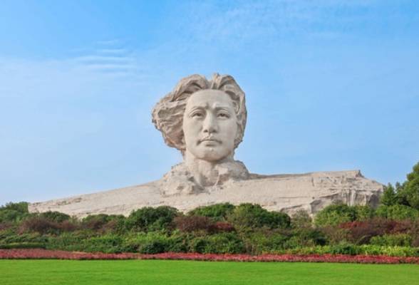 延时+组图丨橘子洲青年毛泽东雕塑再次迎来游客瞻仰参观