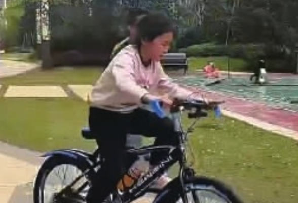 被宣告“终身瘫痪”的湖南小女孩能骑车了！