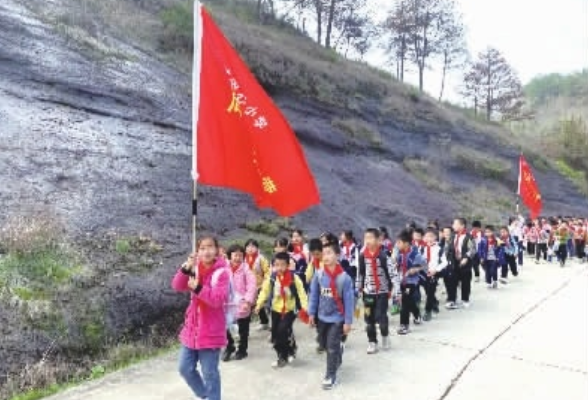 株洲480名小学生徒步近18公里祭奠英烈