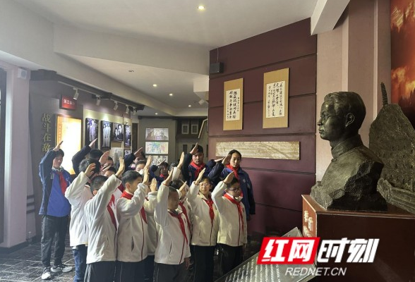 砂子塘小学1909中队与张坊中学学李白中队开展学习李白烈士精神活动