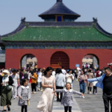 景区假期游人旺