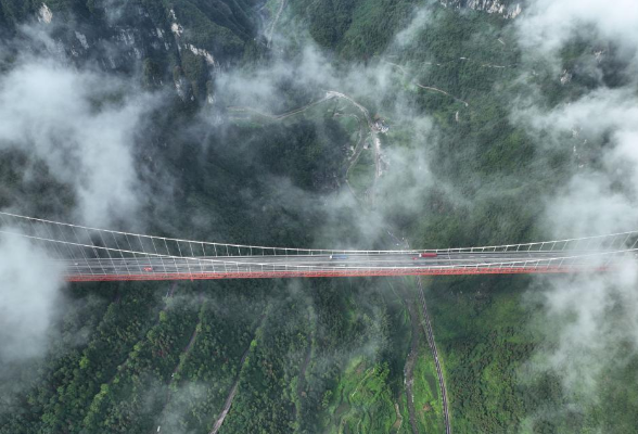 湖南湘西：俯瞰云雾中的矮寨路桥