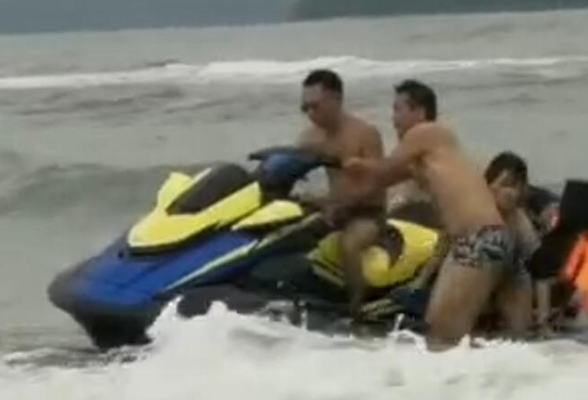 6名游客海里溺水，情况危急 6名桑植小伙瞬间冲了过去……