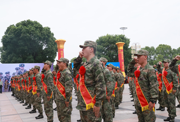 衡阳军地欢送千余名2023年下半年新兵启程奔赴军营