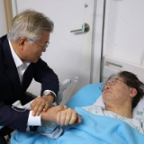 韩前总统文在寅探望李在明，劝说其停止绝食抗议
