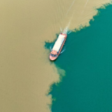 雨后汉江 “泾渭分明”
